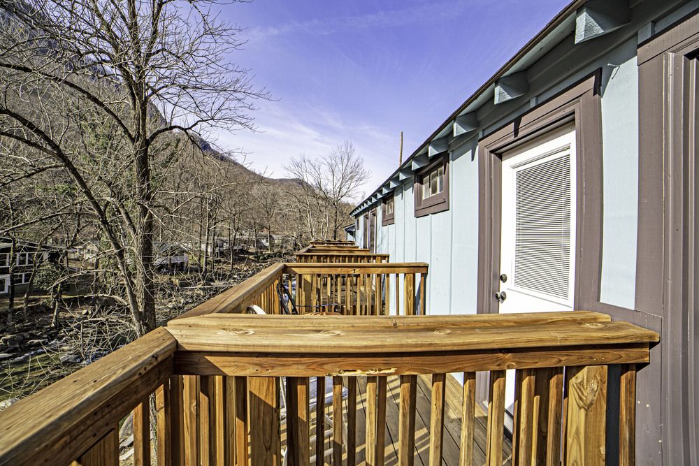 Riverside Lodge at Chimney Rock: 289 Main St, Chimney Rock, NC 28720